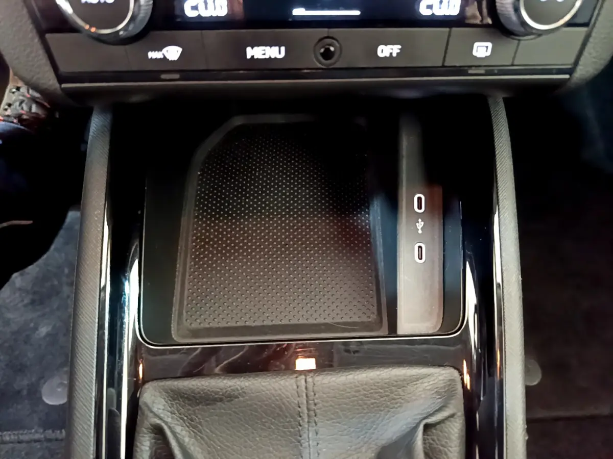 Vue rapprochée de la console centrale du Skoda Kamiq 2022, montrant le tapis antidérapant et ports USB.