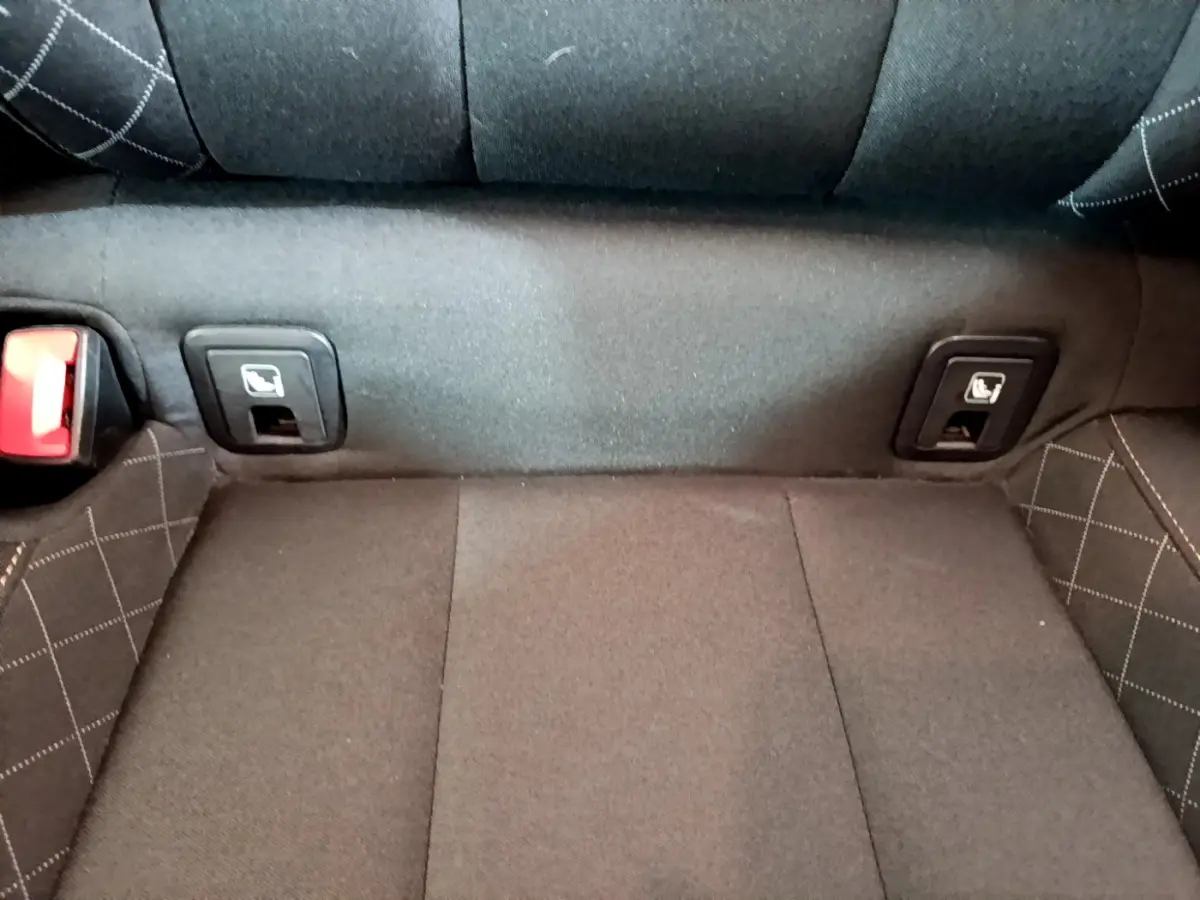 Détail de la banquette arrière noire avec fixation Isofix du Skoda Kamiq 2022 vue de face.