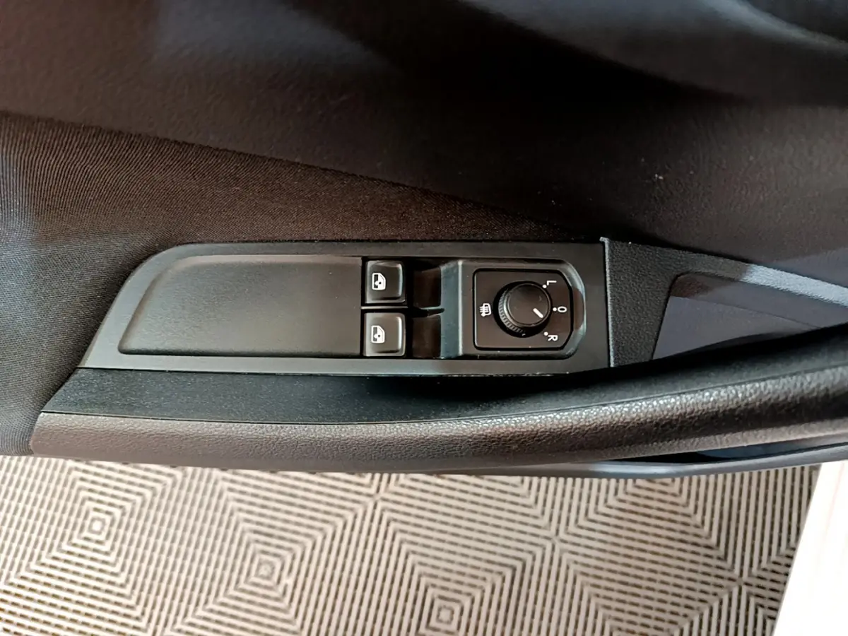 Commandes des vitres et réglage des rétroviseurs côté gauche dans une Skoda Kamiq gris clair 2022.