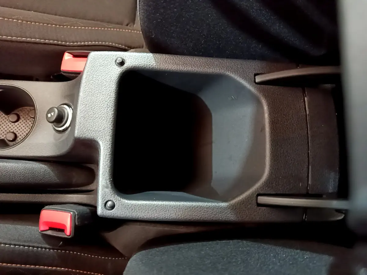 Vue plongeante sur le rangement central noir entre les sièges avant du Skoda Kamiq gris clair 2022.