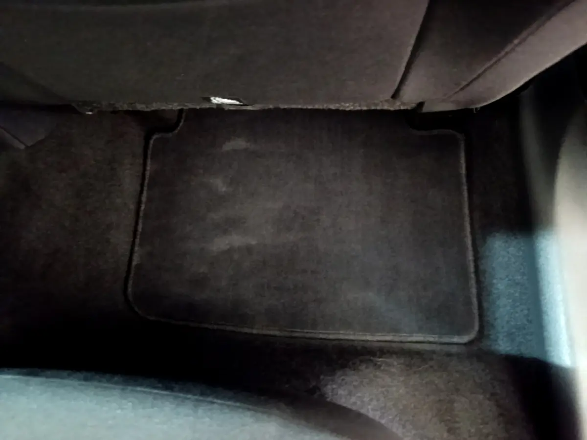 Tapis de sol noir côté passager arrière d'un SKODA KAMIQ gris clair 2022, vue intérieure rapprochée.