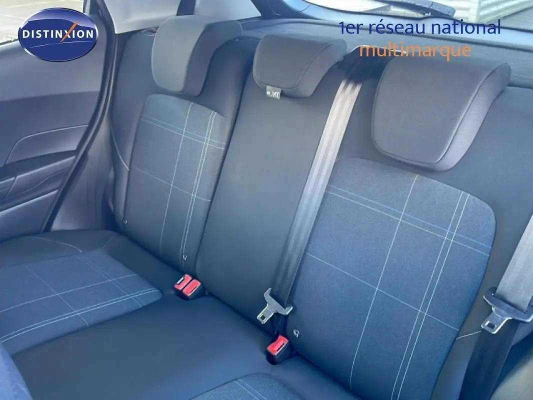 Vue intérieure sur les sièges arrière noirs avec inserts tissu à carreaux bleus de la Ford Fiesta blanche de 2020.