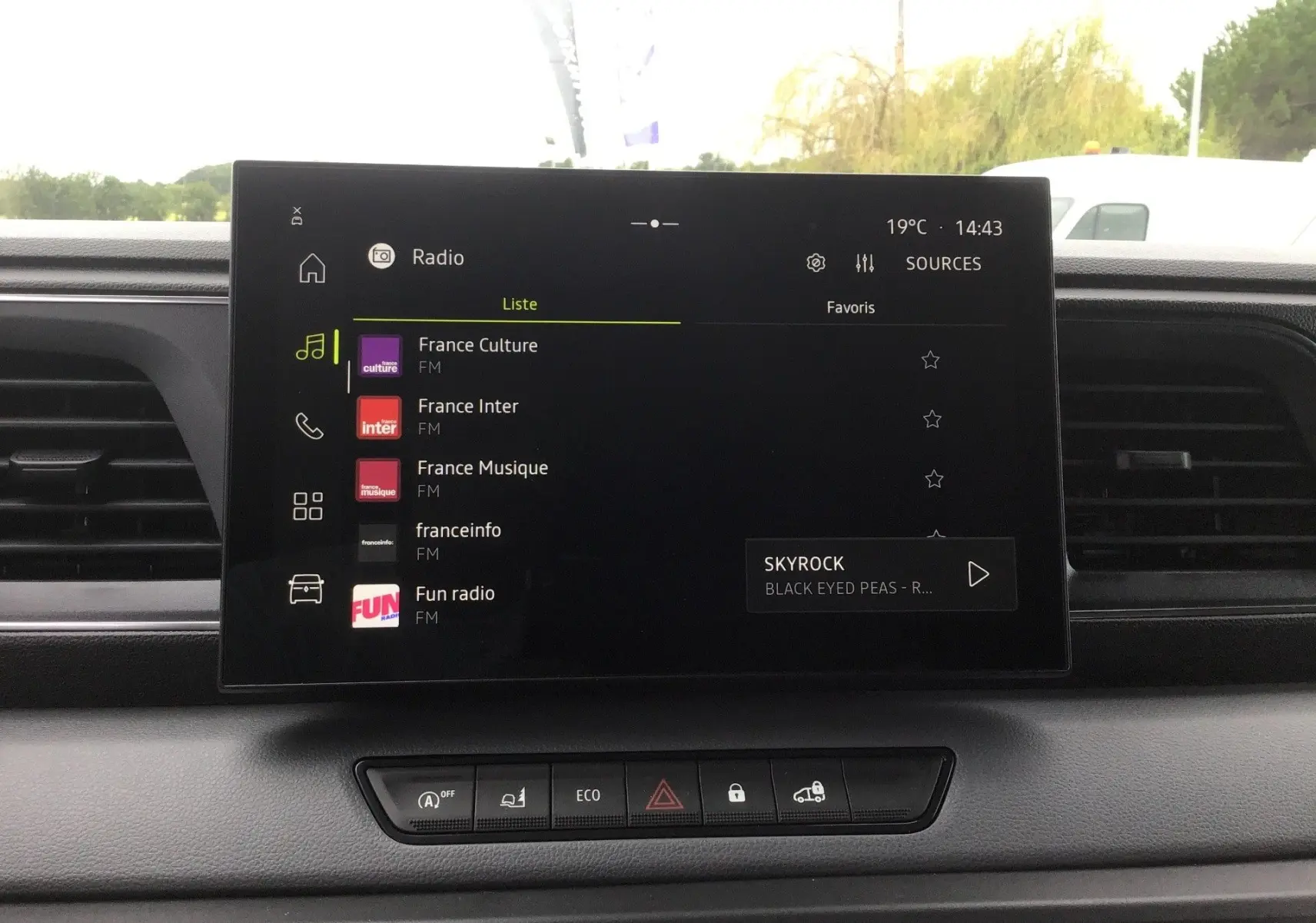Écran tactile du système multimédia openR Link 10'' du Renault Master 2025, affichant les stations radio FM.