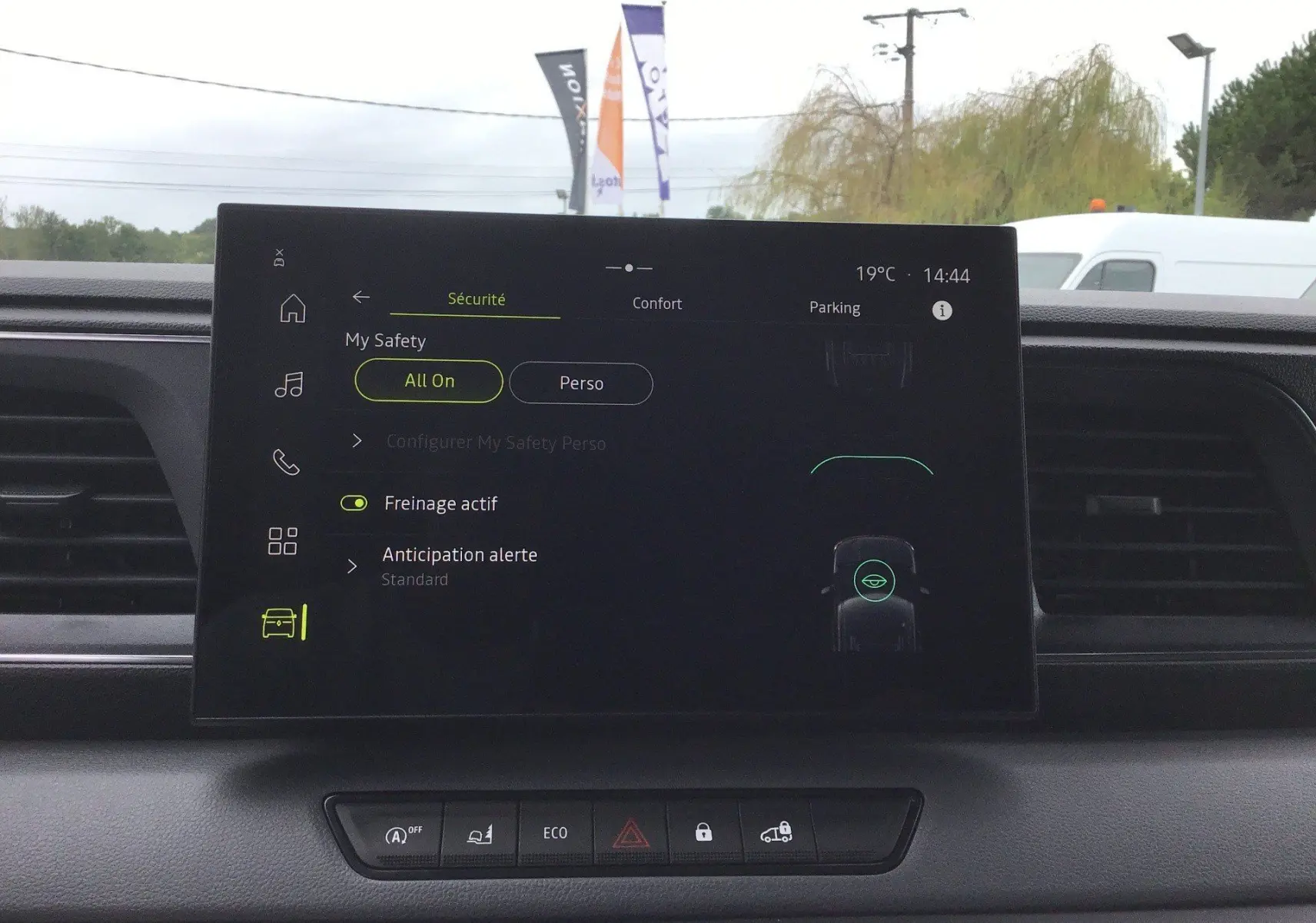 Écran tactile du système multimédia openR Link 10'' du Renault Master L2H2 blanc, affichant les options de sécurité.