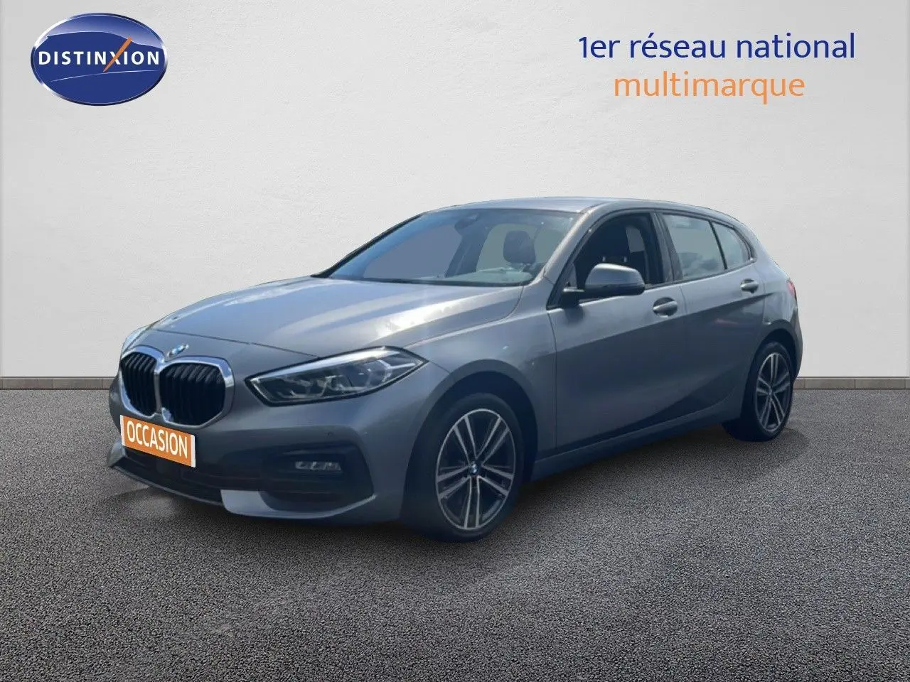 BMW Série 1 116i 2022 gris Frozen Pure Grey vue 3/4 avant droit avec jantes alliage et calandre double haricot.