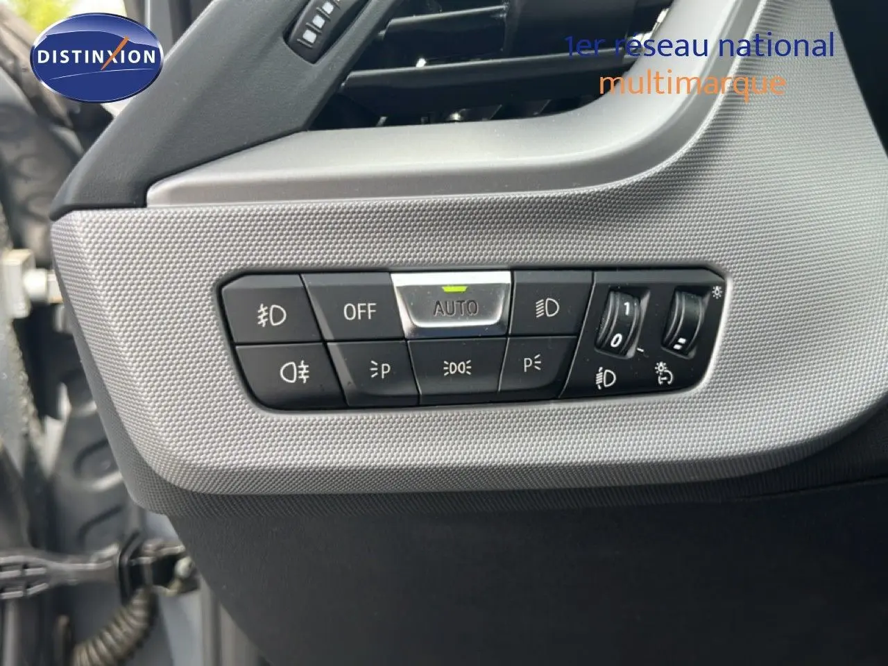 Vue rapprochée du panneau de commandes d’éclairage intérieur gris texturé de la BMW Série 1 116i 2022.