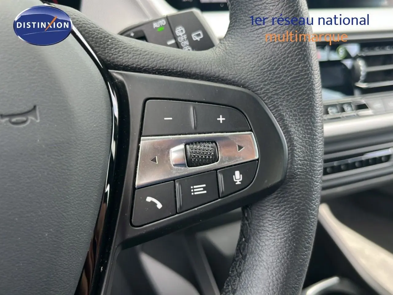 Gros plan sur la partie droite du volant en cuir noir de la BMW Série 1 116i 2022, avec commandes intégrées.
