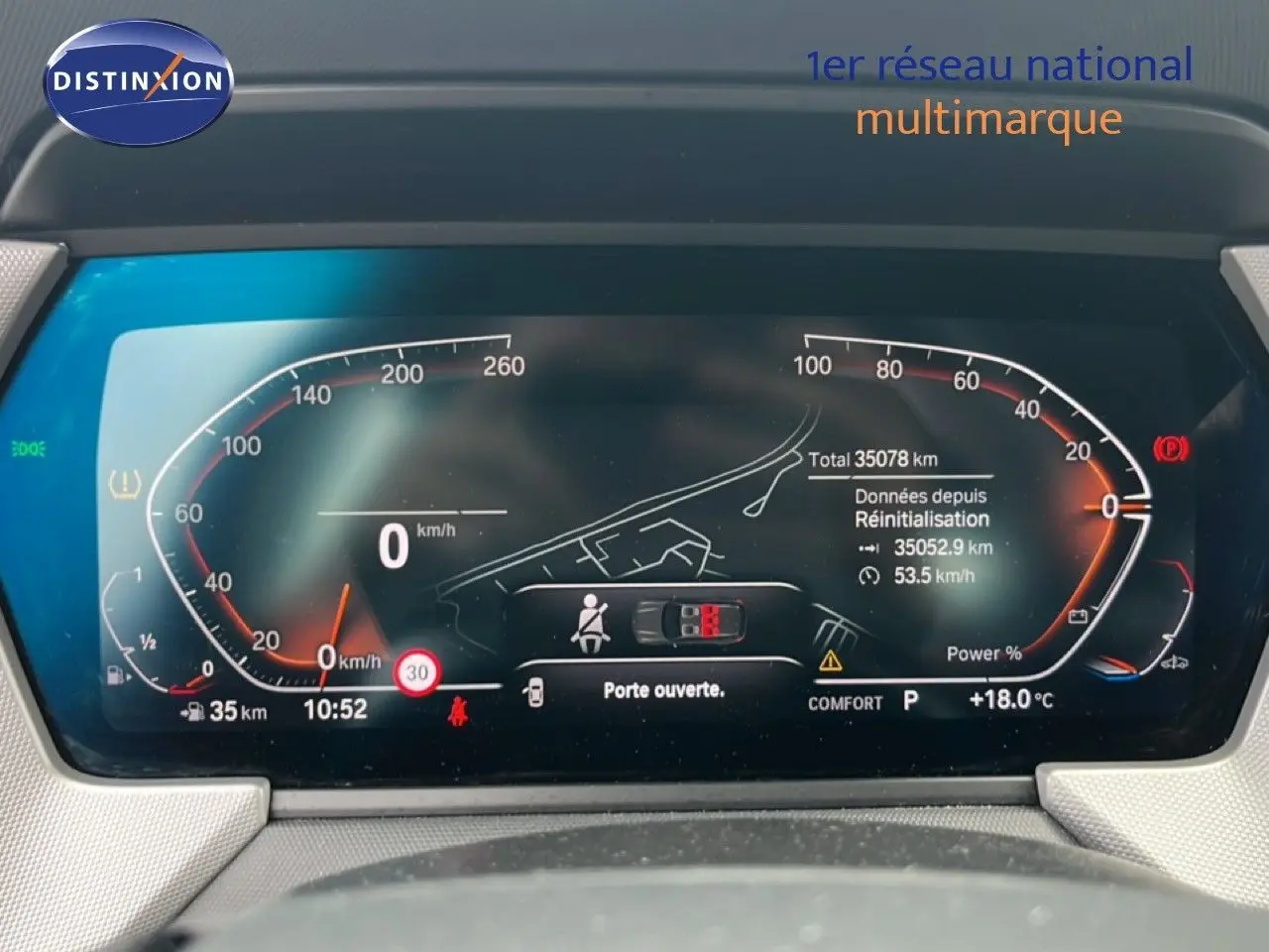 Tableau de bord numérique de BMW Série 1 116i 2022, affichant vitesse à 0 km/h et porte ouverte.