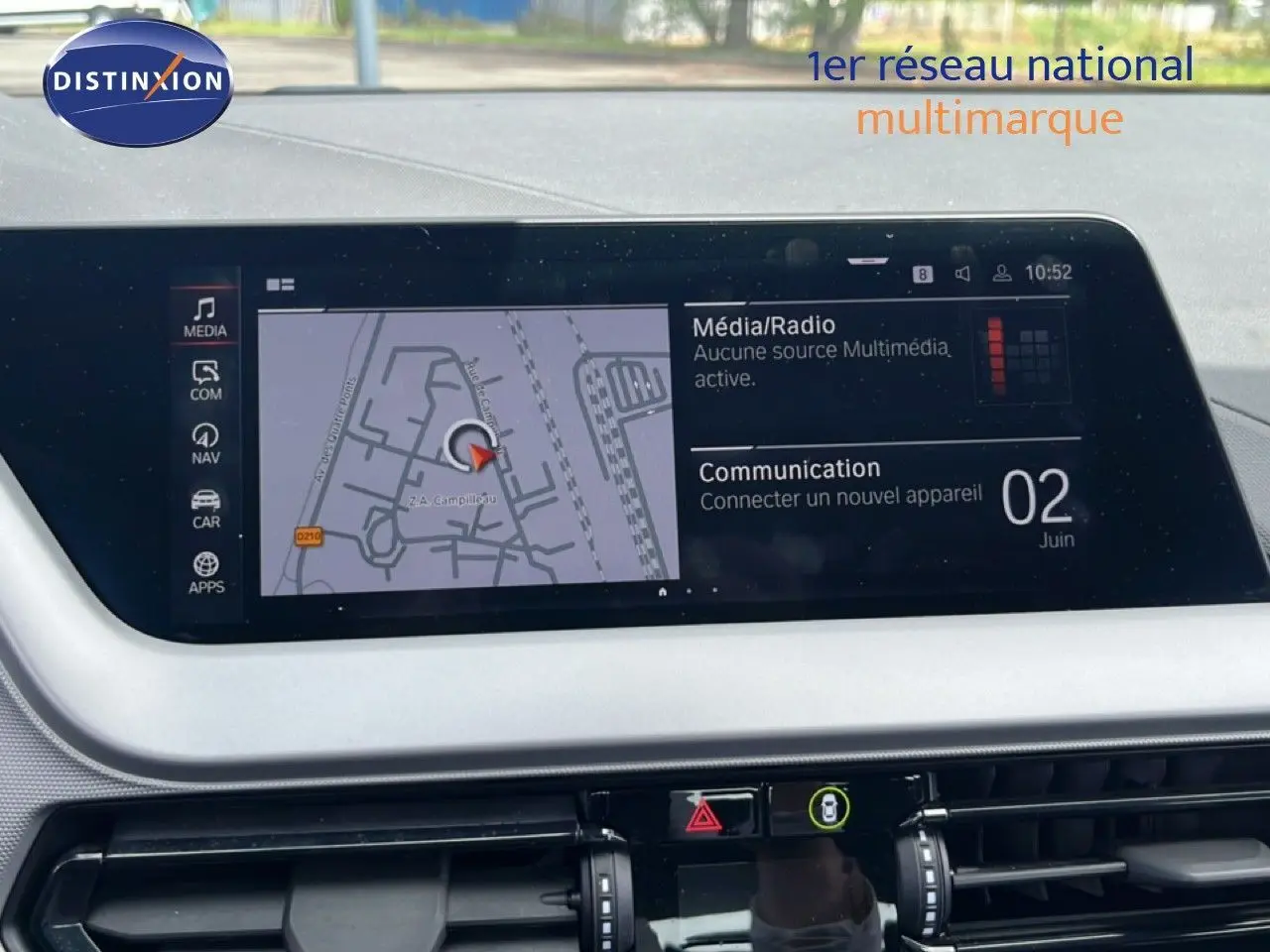 Vue rapprochée de l’écran multimédia central de la BMW Série 1 116i 2022, affichant la navigation et les options radio.