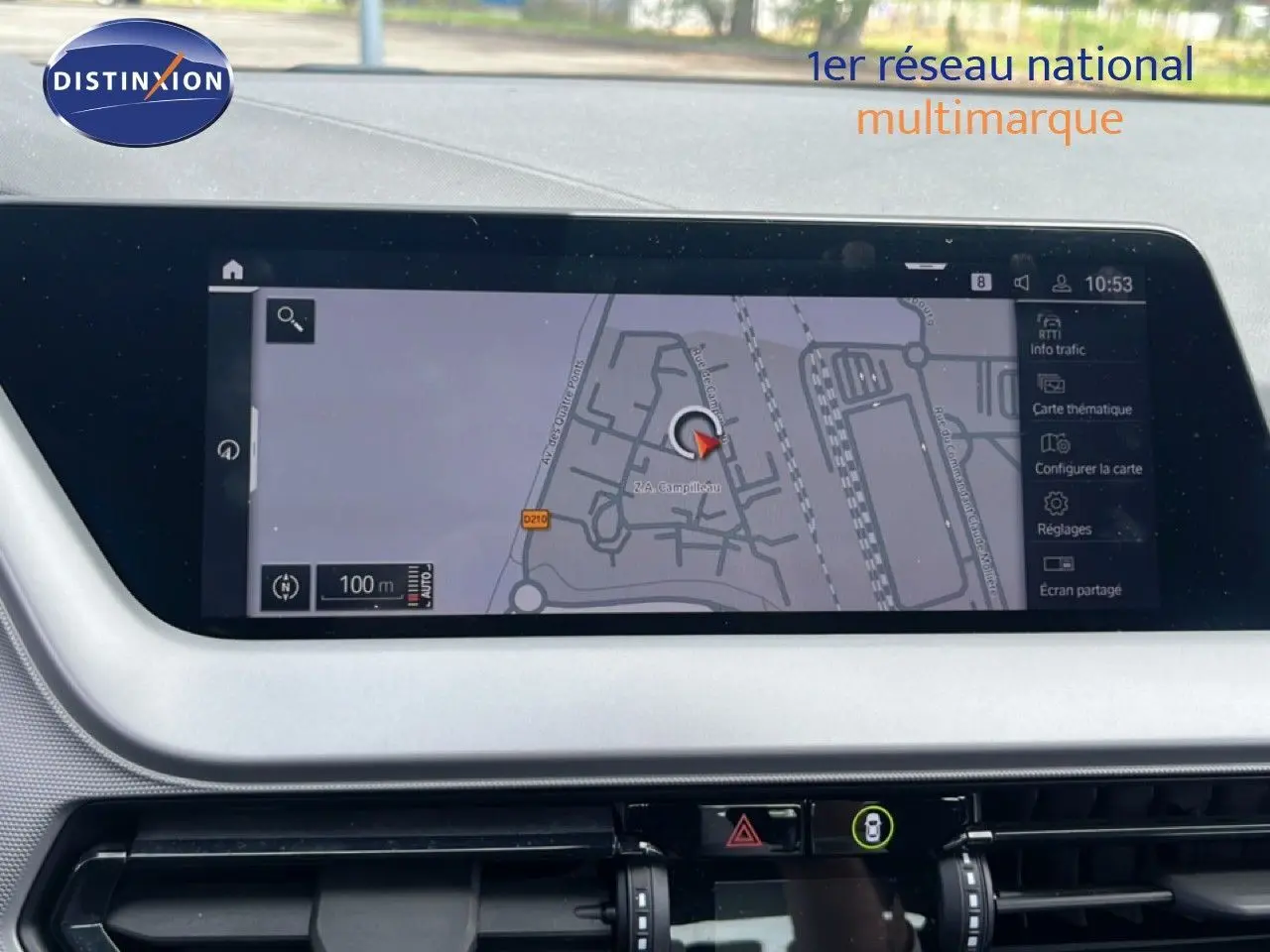 Vue intérieure du tableau de bord de la BMW Série 1 116i 2022 avec écran de navigation affichant une carte.