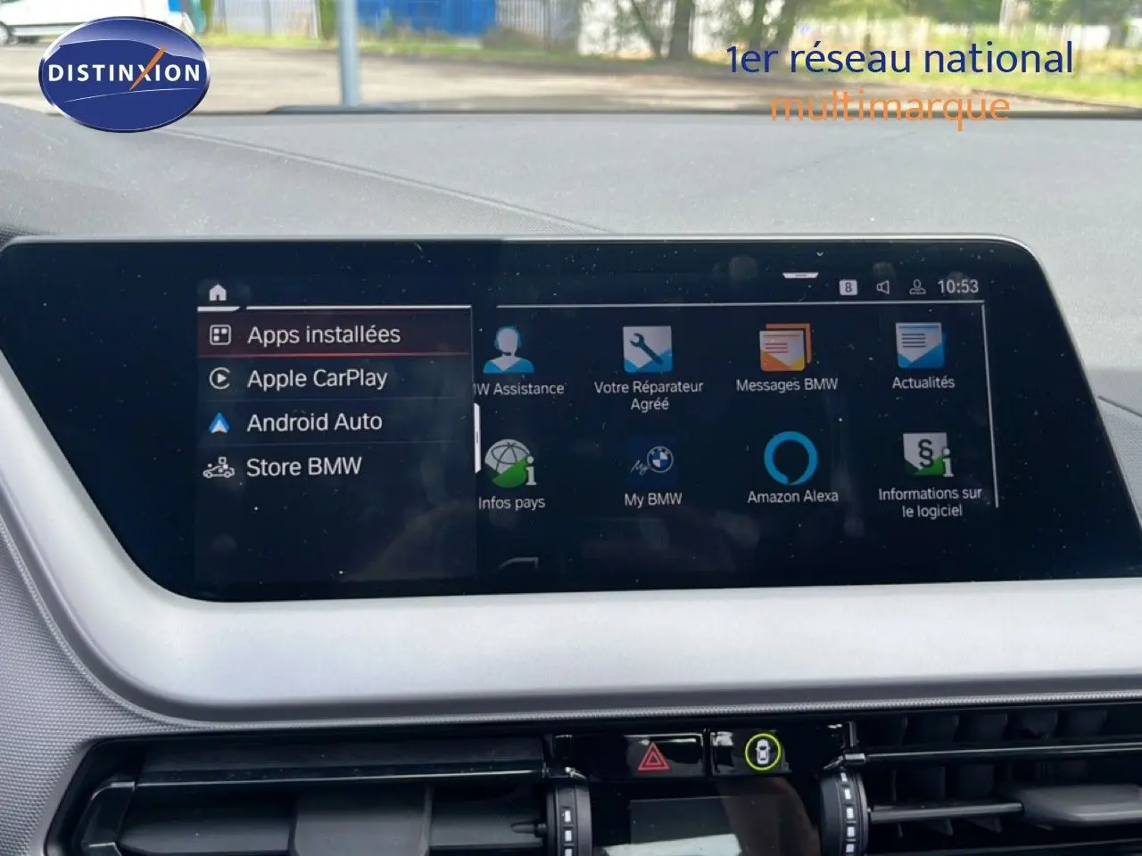 Écran tactile central de BMW Série 1 116i 2022 montrant les applications Apple CarPlay, Android Auto et Amazon Alexa.