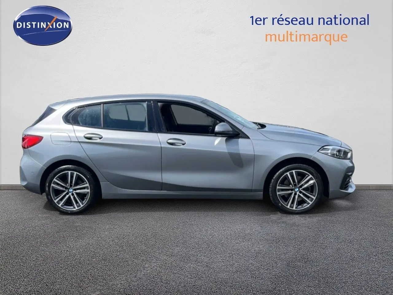 BMW Série 1 116i 2022 en Frozen Pure Grey vue de profil côté gauche sur fond neutre, jantes alliage visibles.