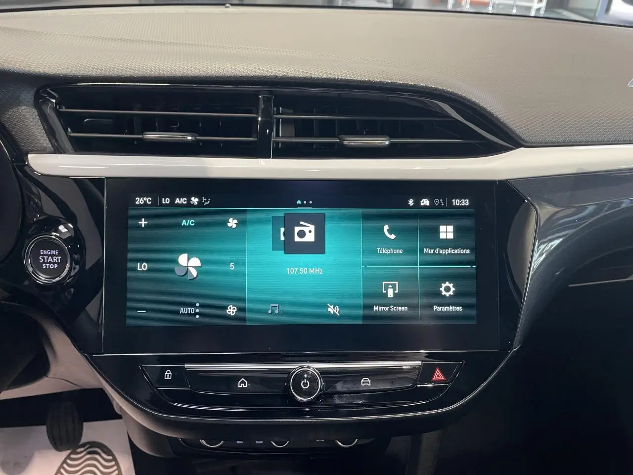 Vue rapprochée de la console centrale avec écran tactile 10 pouces et bouton Start/Stop sur Opel Corsa rouge.