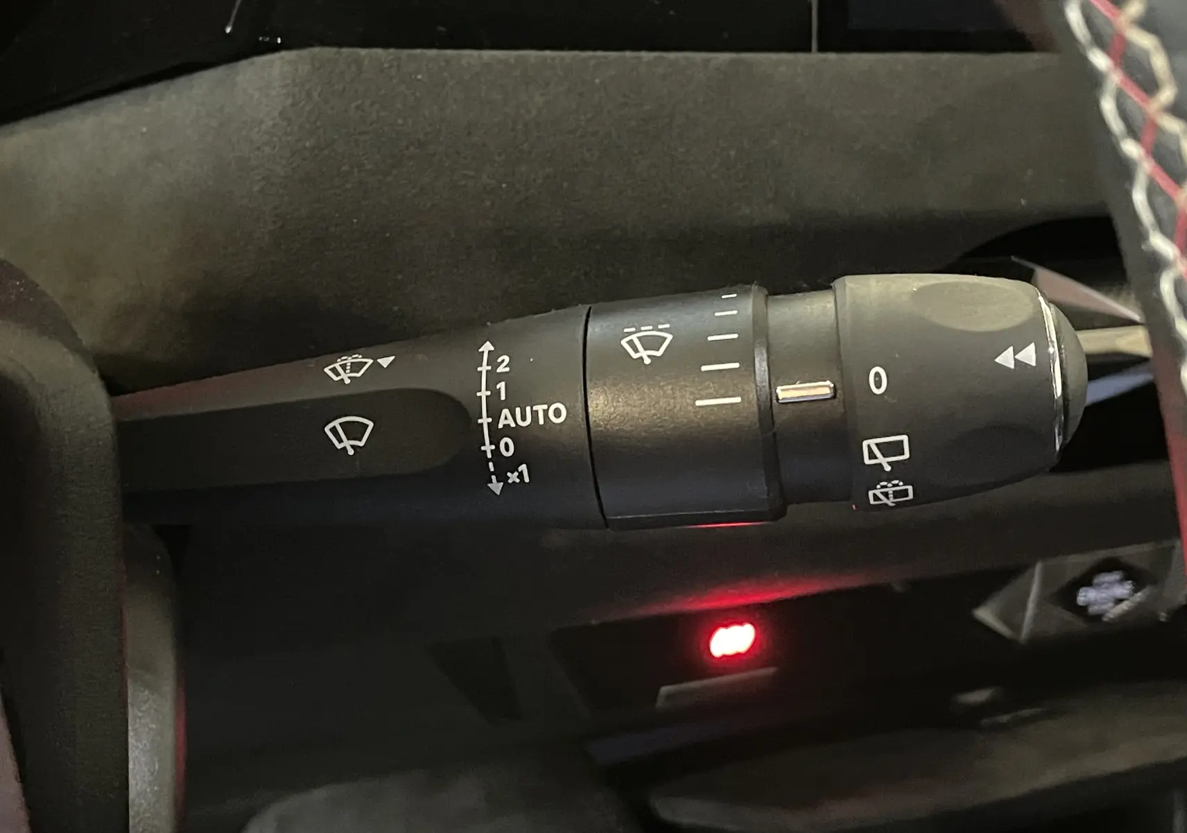 Gros plan sur la commande d’essuie-glace du DS4 gris platinium 2024, avec volant cuir partiellement visible.