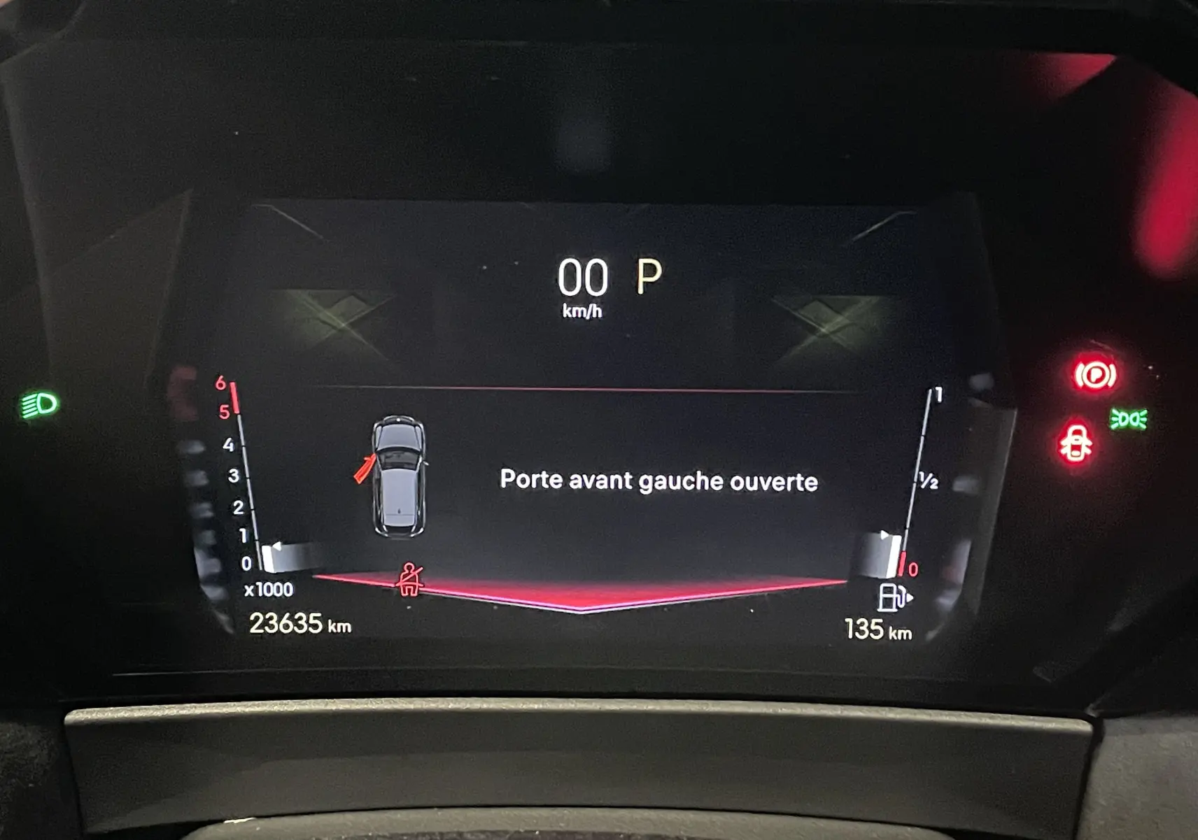 Tableau de bord numérique du DS4 gris platinium 2024 affichant porte avant gauche ouverte et 23 635 km au compteur.