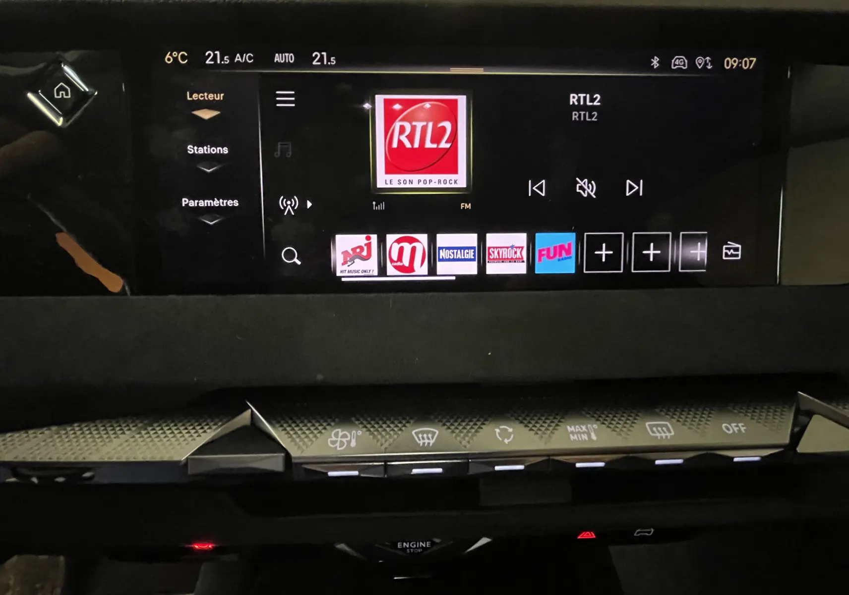 Écran tactile central du tableau de bord du DS4 2024 affichant les stations radio avec commandes climatisation en dessous.