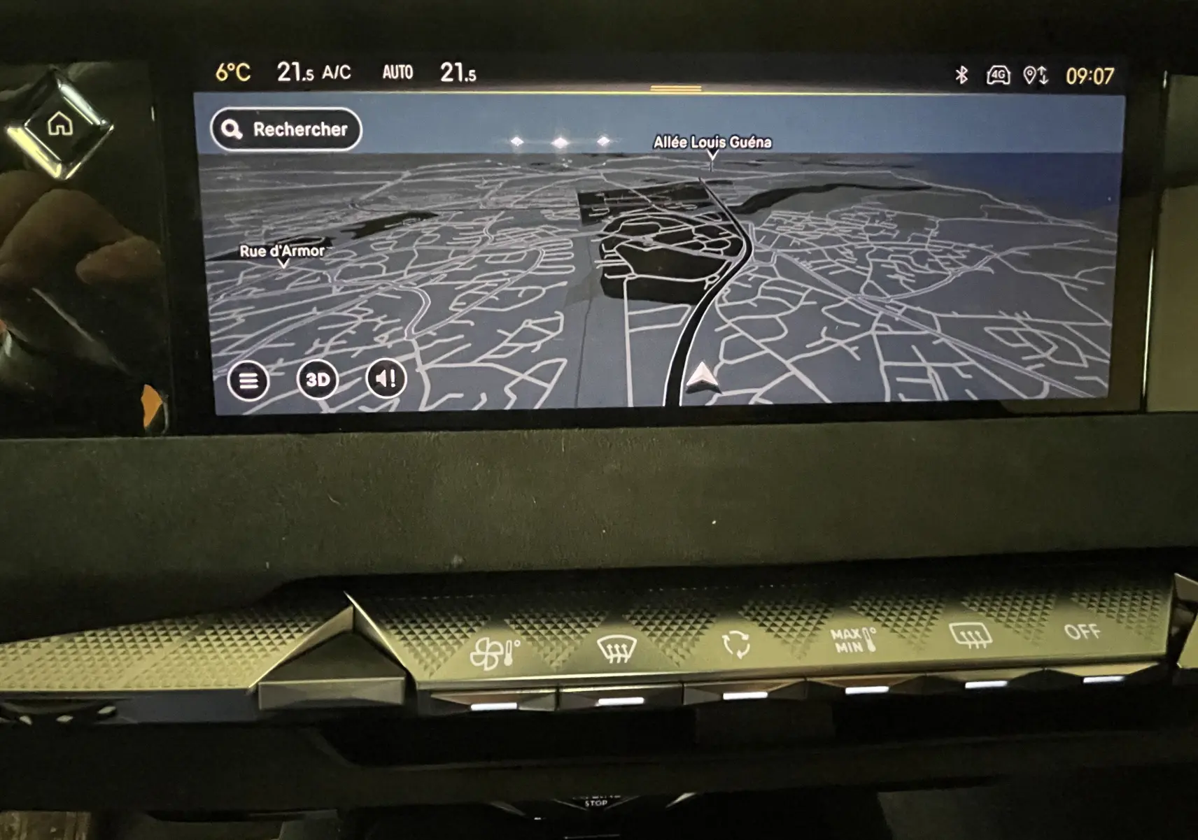 Écran tactile central du DS4 2024 affichant la navigation 3D avec commandes climatisation et design intérieur noir élégant.