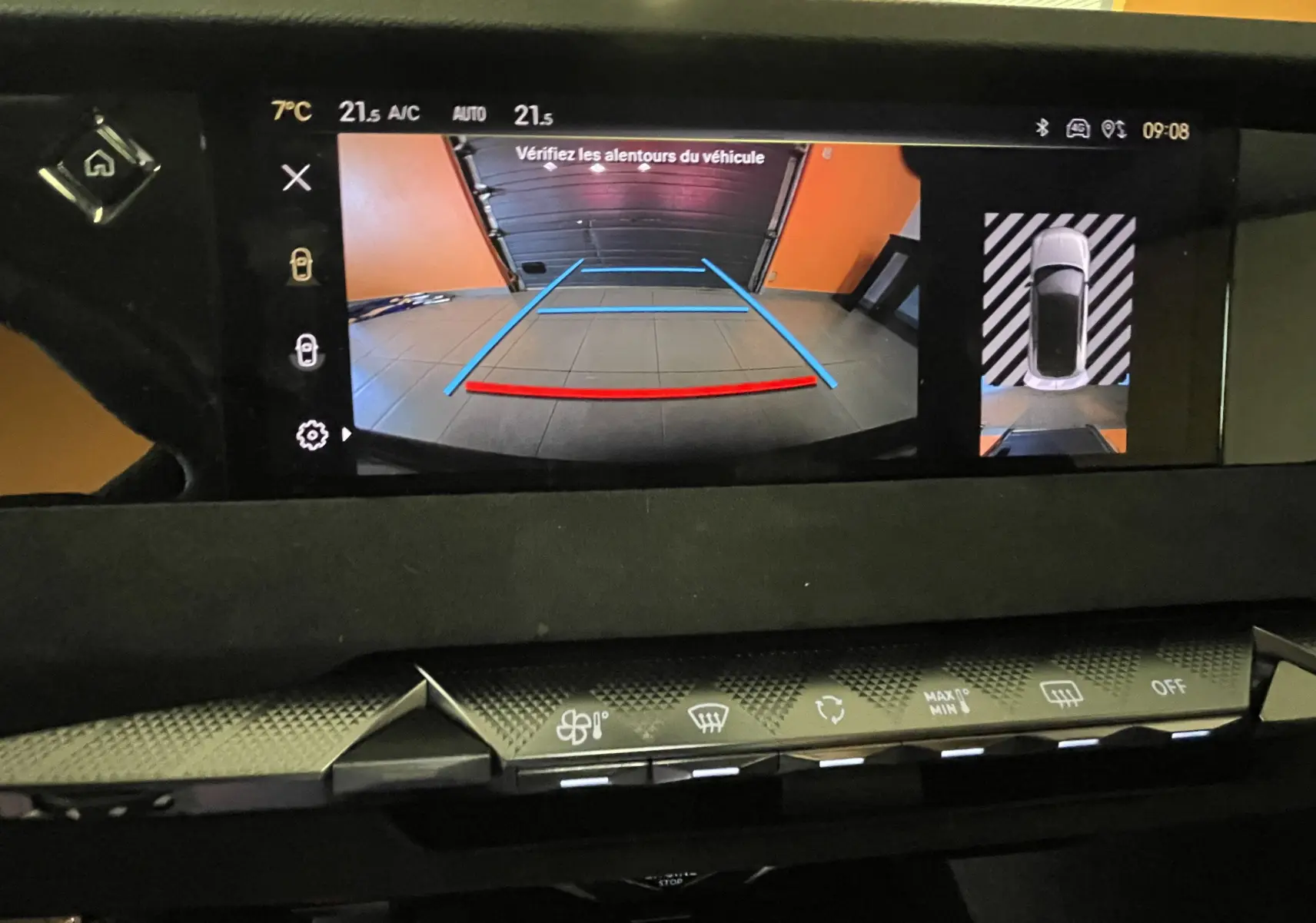 Écran central du DS4 2024 gris platinium montrant la caméra de recul avec lignes de guidage et vue aérienne du véhicule.