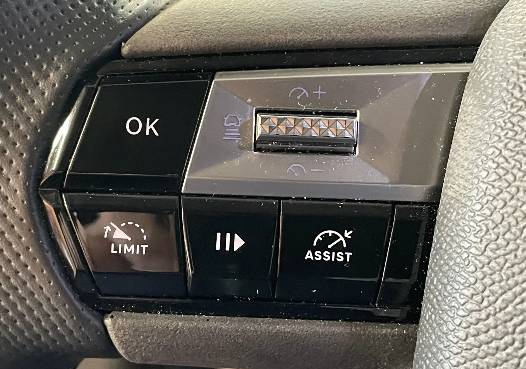 Gros plan sur les commandes au volant cuir du DS4 gris platinium, avec régulateur et limiteur de vitesse adaptatif.