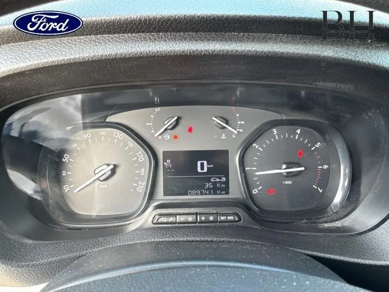 Tableau de bord de Peugeot Expert Fourgon blanc, affichage numérique au centre avec compteur et jauges analogiques.