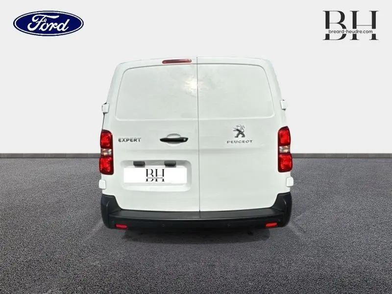 Vue arrière du Peugeot Expert Fourgon blanc Banquise avec portes battantes fermées sur fond neutre.
