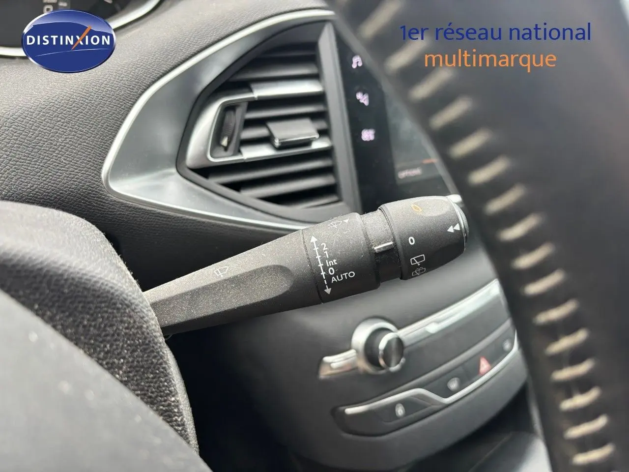 Gros plan sur la commande d’essuie-glace à gauche du volant dans l’habitacle d’une Peugeot 308 2020.