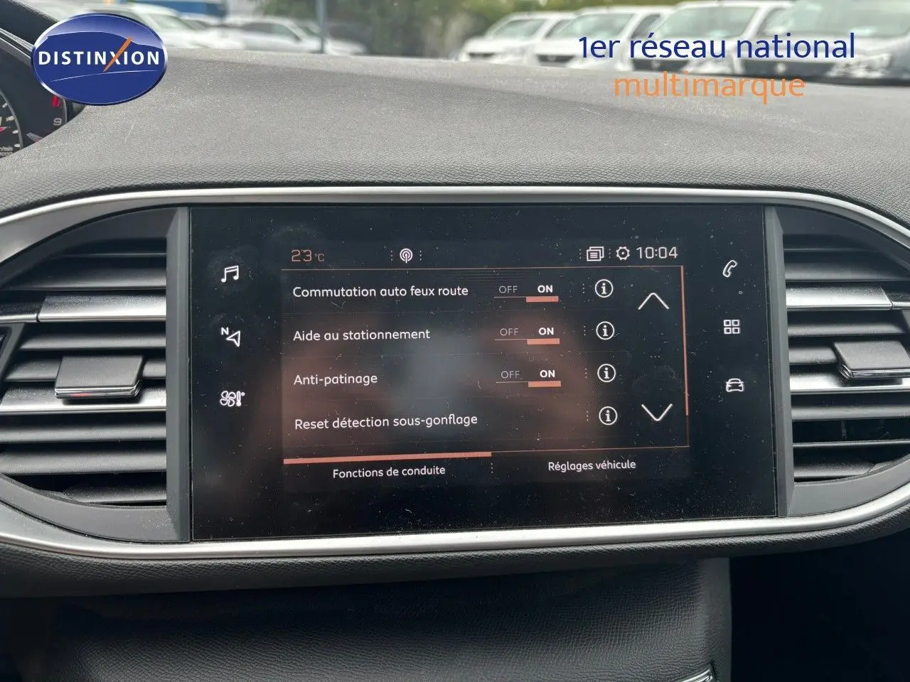 Écran tactile central du tableau de bord de la Peugeot 308 Bleu Magnetic, affichant les réglages d'aide à la conduite.