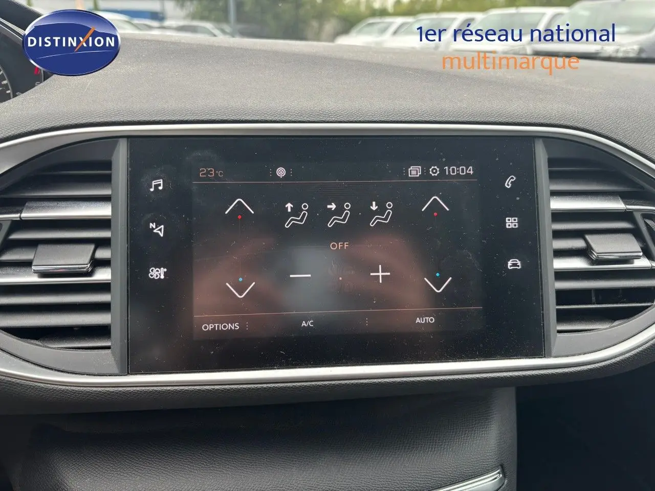 Écran tactile central du tableau de bord de la Peugeot 308 Bleu Magnetic, affichant les commandes de climatisation.