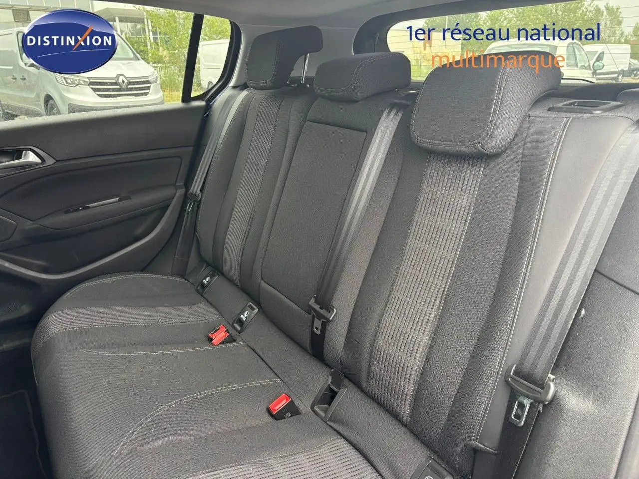 Vue intérieure sur la banquette arrière noire de la Peugeot 308 1.5 BlueHDI 130 CH ALLURE, avec ceintures et appuie-têtes visibles.