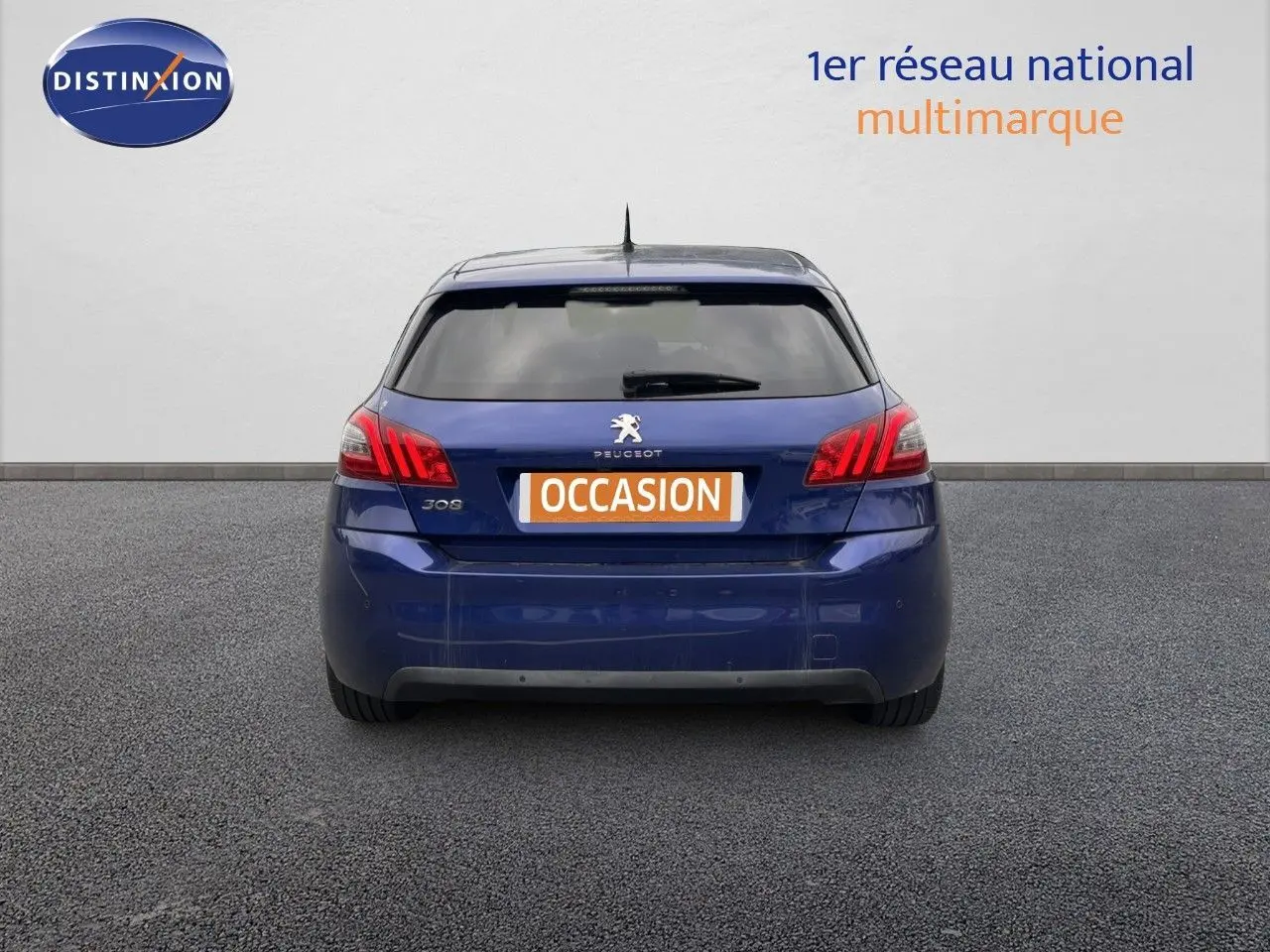 Vue arrière d'une Peugeot 308 Bleu Magnetic 2020 avec feux arrière distinctifs et plaque d'occasion visible.