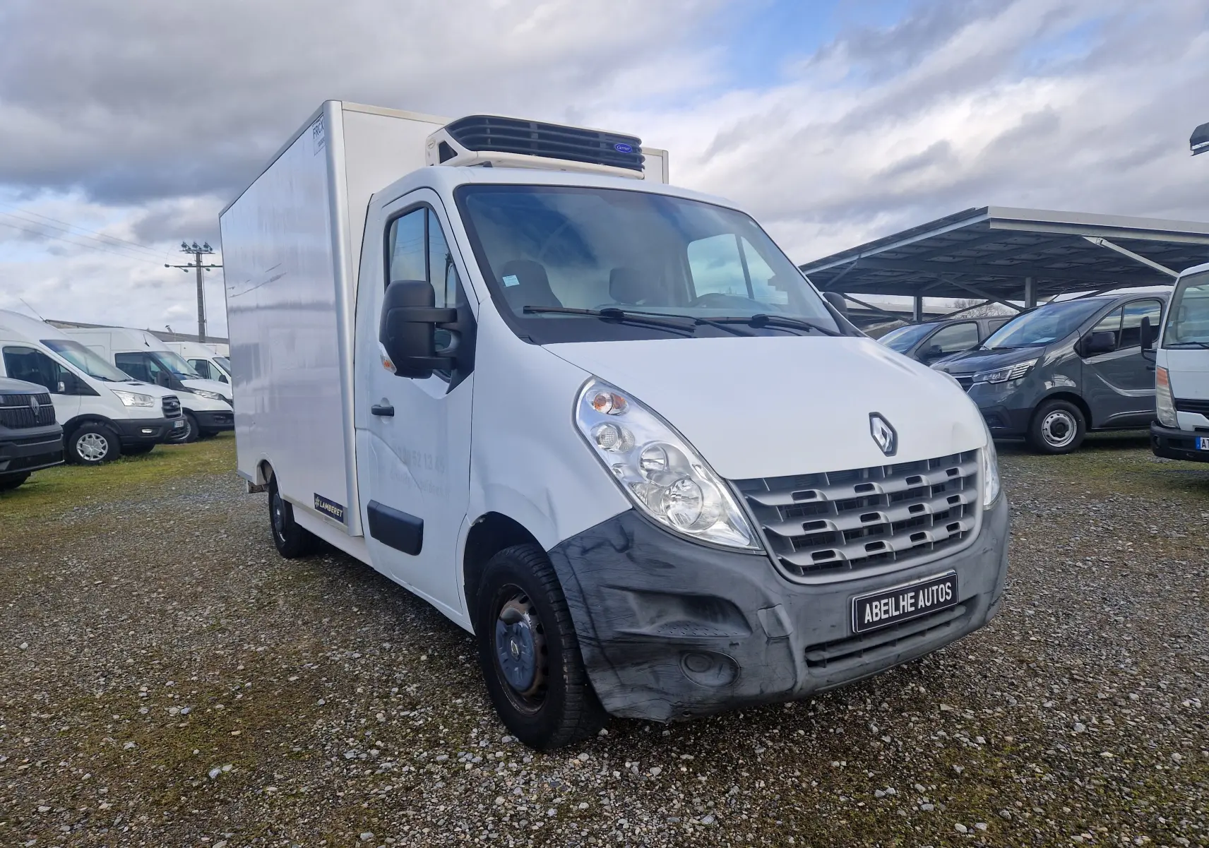 Renault Master plancher cabine blanc vu en 3/4 avant droit avec groupe frigorifique et cellule isotherme.