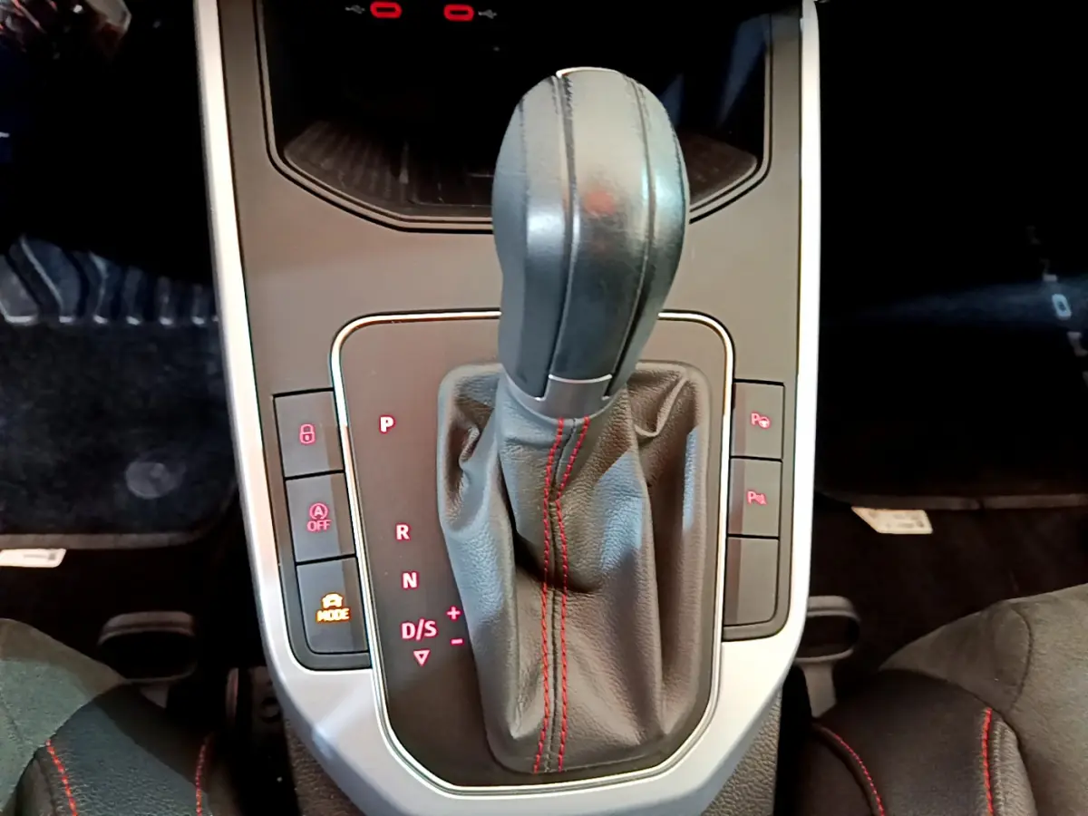 Le levier de vitesse automatique noir avec coutures rouges du SEAT Arona 2022, vue plongeante intérieure.