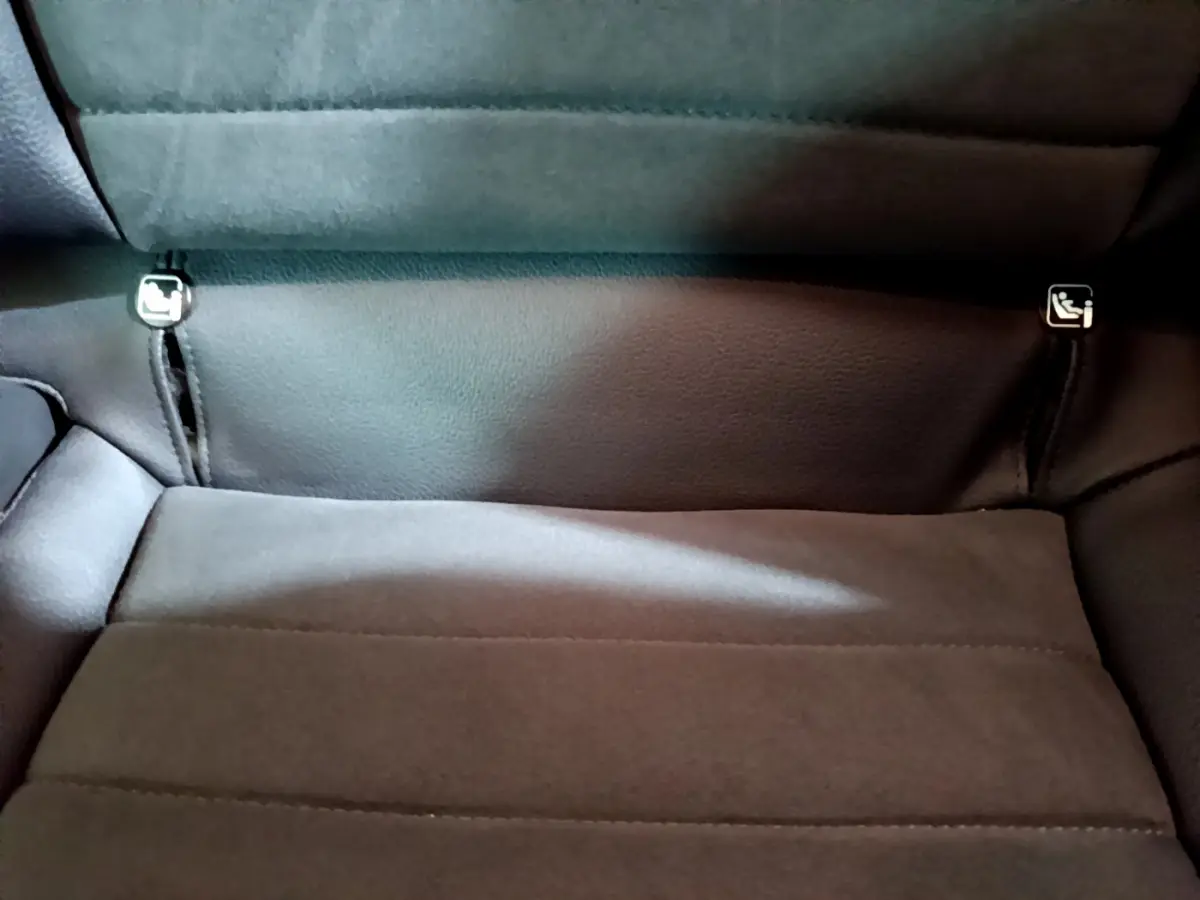 Détail de la banquette arrière en cuir noir du SEAT Arona 2022 avec fixation Isofix visible.