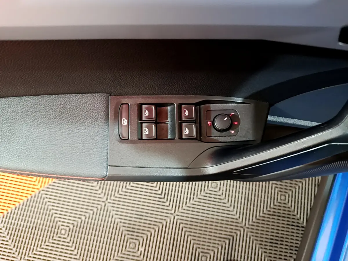 Commande des vitres et réglage des rétroviseurs sur la porte côté conducteur d'une SEAT Arona bleu 2022.