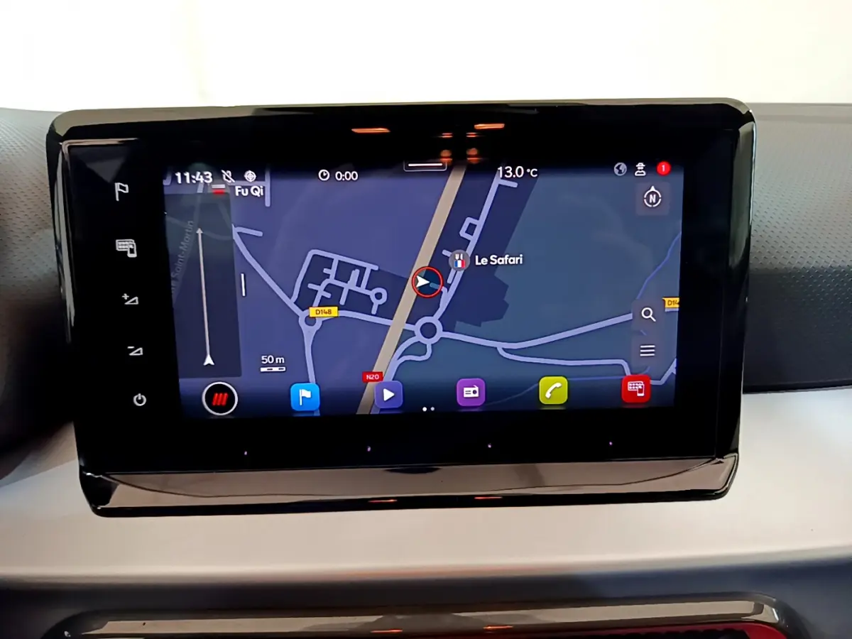 Écran tactile central du tableau de bord du SEAT Arona 2022 affichant la navigation GPS en couleur.