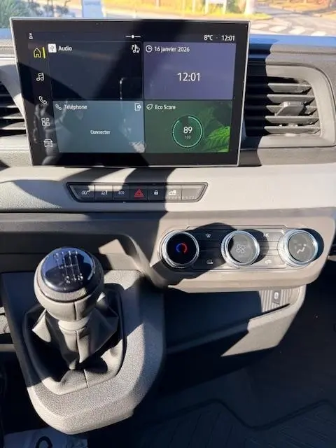 Vue rapprochée de la console centrale du Renault Master blanc 2025, avec écran tactile et levier de vitesses manuel.