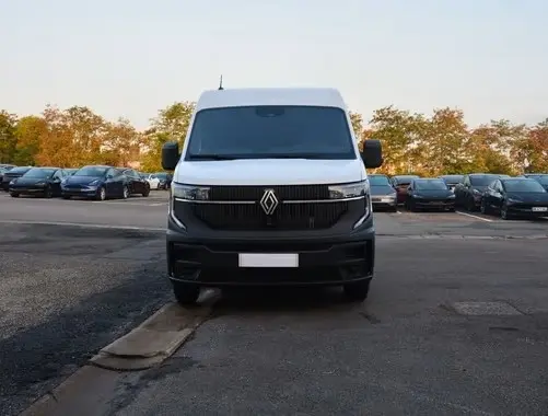 Vue de face d’un Renault Master blanc 2025 avec calandre noire et logo Renault bien visible.