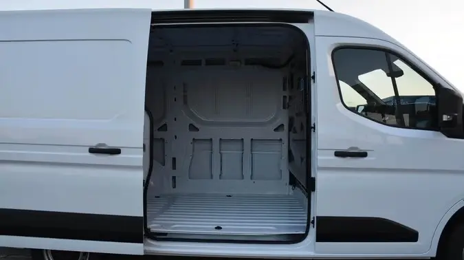 Vue latérale droite d’un Renault Master blanc 2025 avec porte coulissante ouverte montrant l’espace de chargement vide.