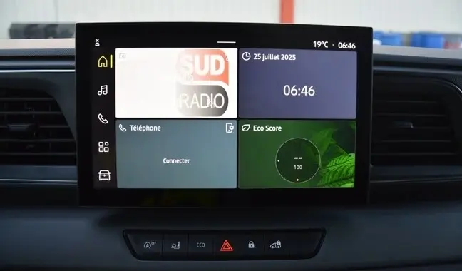Écran tactile central du tableau de bord du Renault Master 2025 affichant radio, téléphone et score écologique.