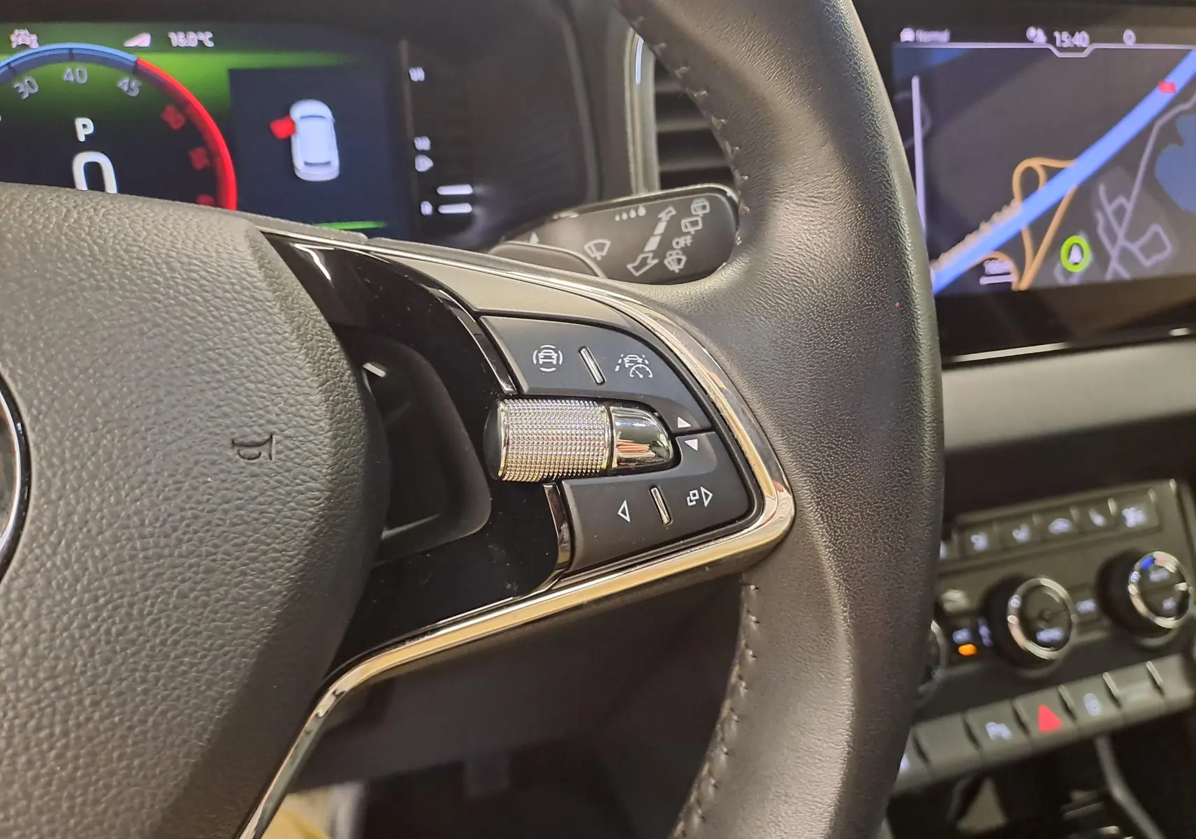 Gros plan sur le volant cuir et les commandes multifonctions du Skoda Karoq 2.0 TDI 150 DSG7 4x4 Style 2023.
