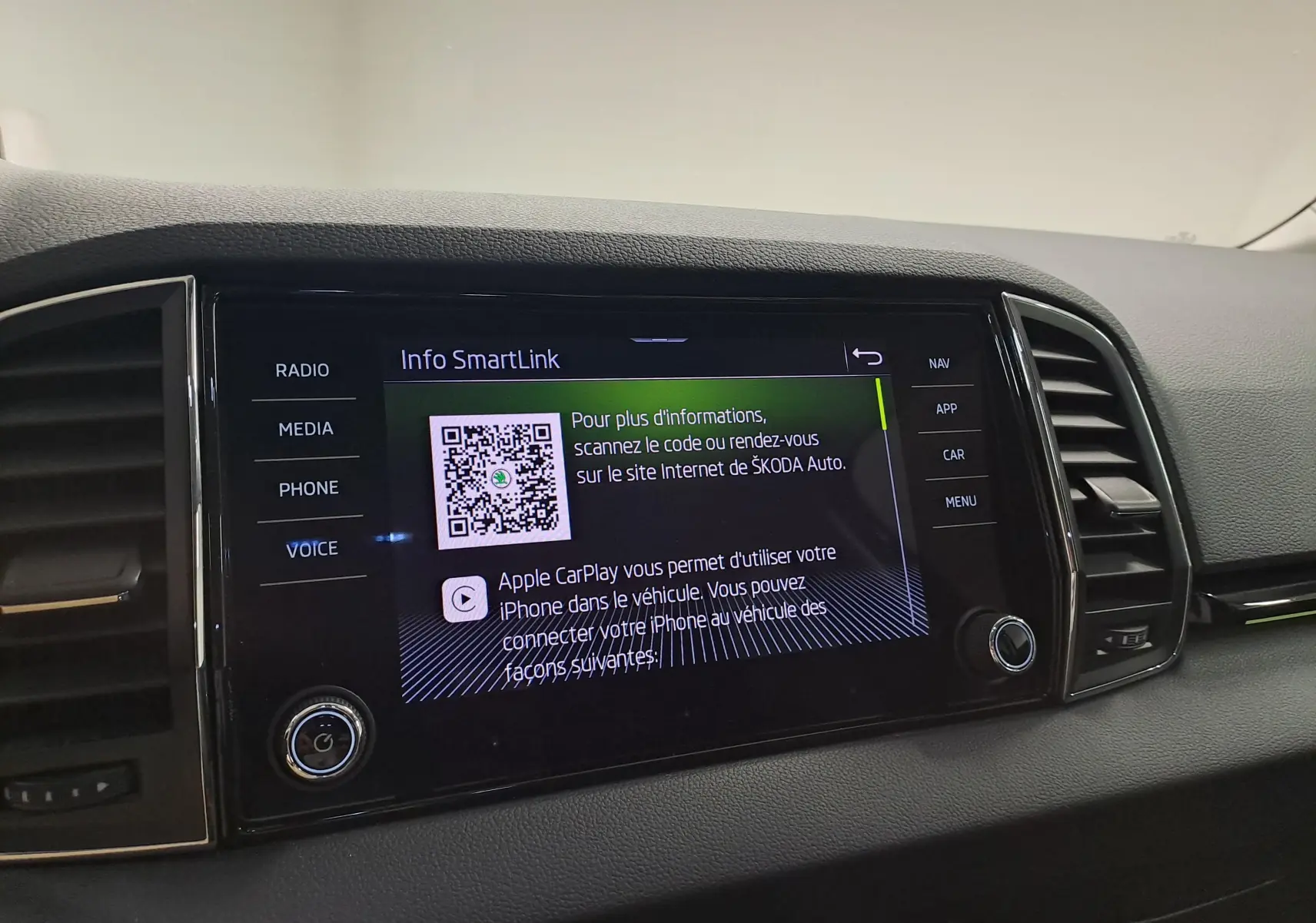 Écran tactile central du Skoda Karoq 2023 affichant l'interface SmartLink avec QR code et options connectivité.