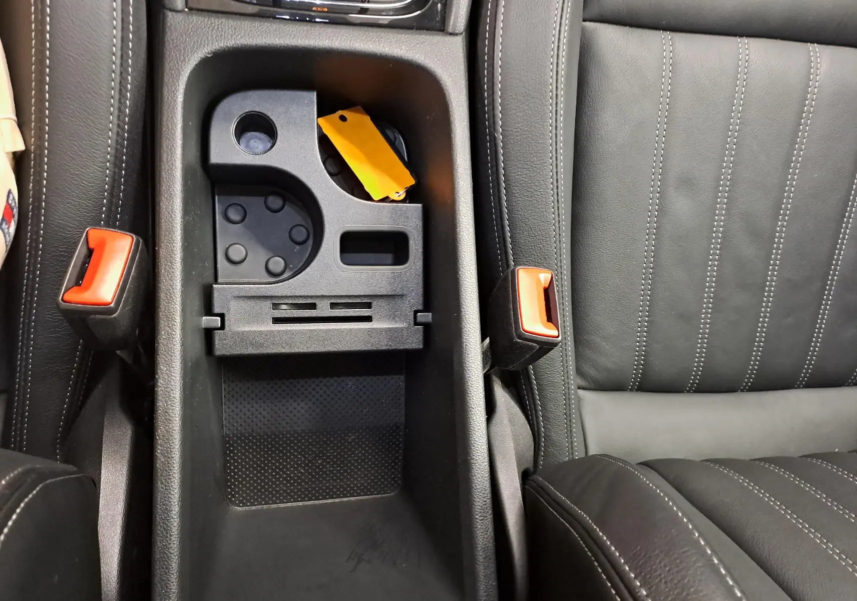 Vue plongeante sur la console centrale et les sièges en cuir noir du Skoda Karoq 2.0 TDI 150 DSG7 4x4 Style 2023.