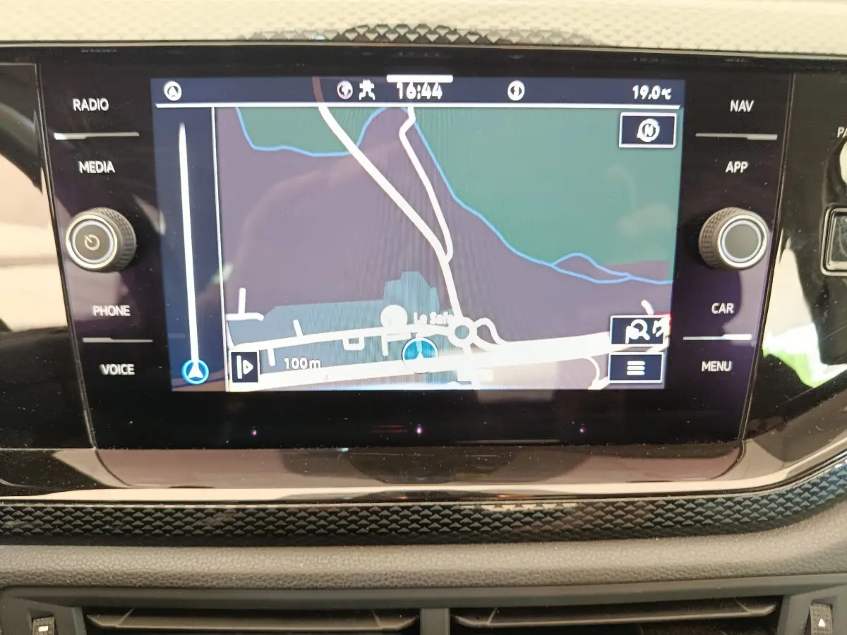 Écran tactile central du tableau de bord de la Volkswagen Polo 2023 affichant la navigation GPS.