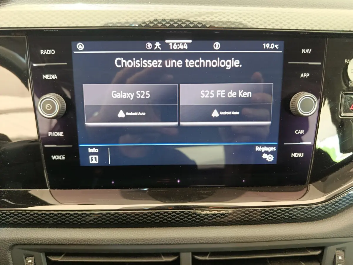 Écran tactile central de la Volkswagen Polo gris clair 2023 affichant le choix de connexion Android Auto.