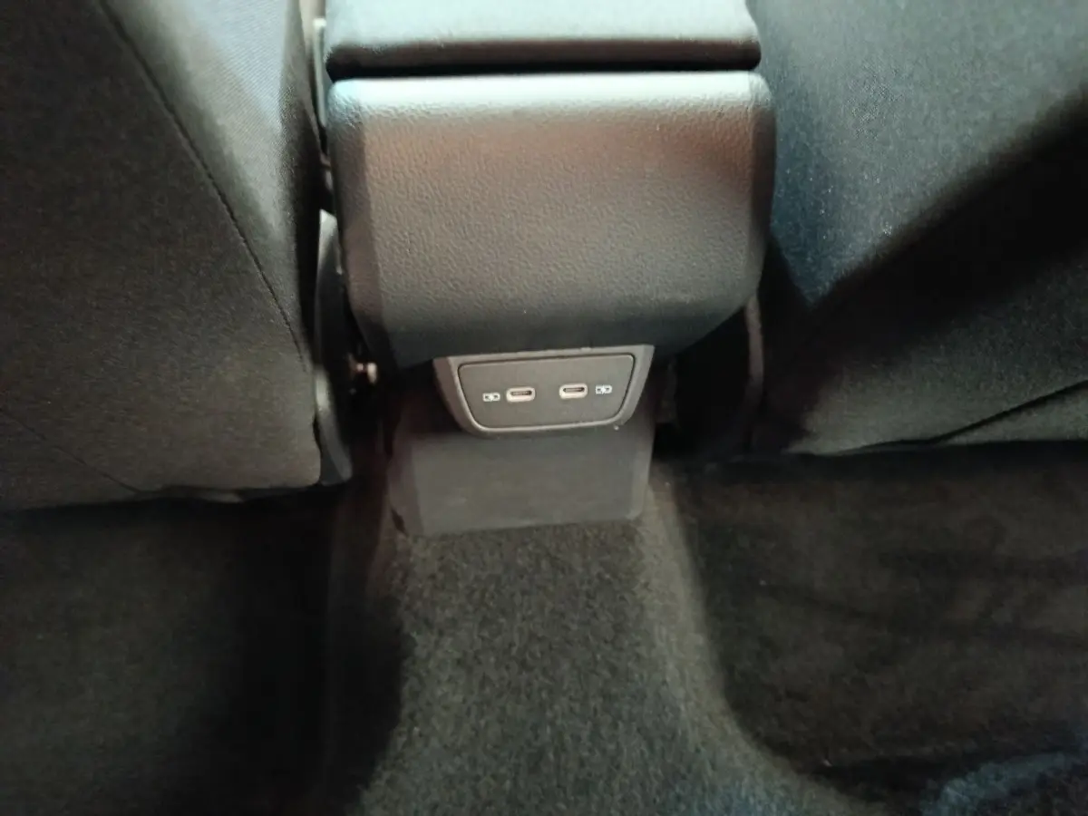 Prise USB double vue de dos entre les sièges arrière d'une Volkswagen Polo 2023 gris clair.