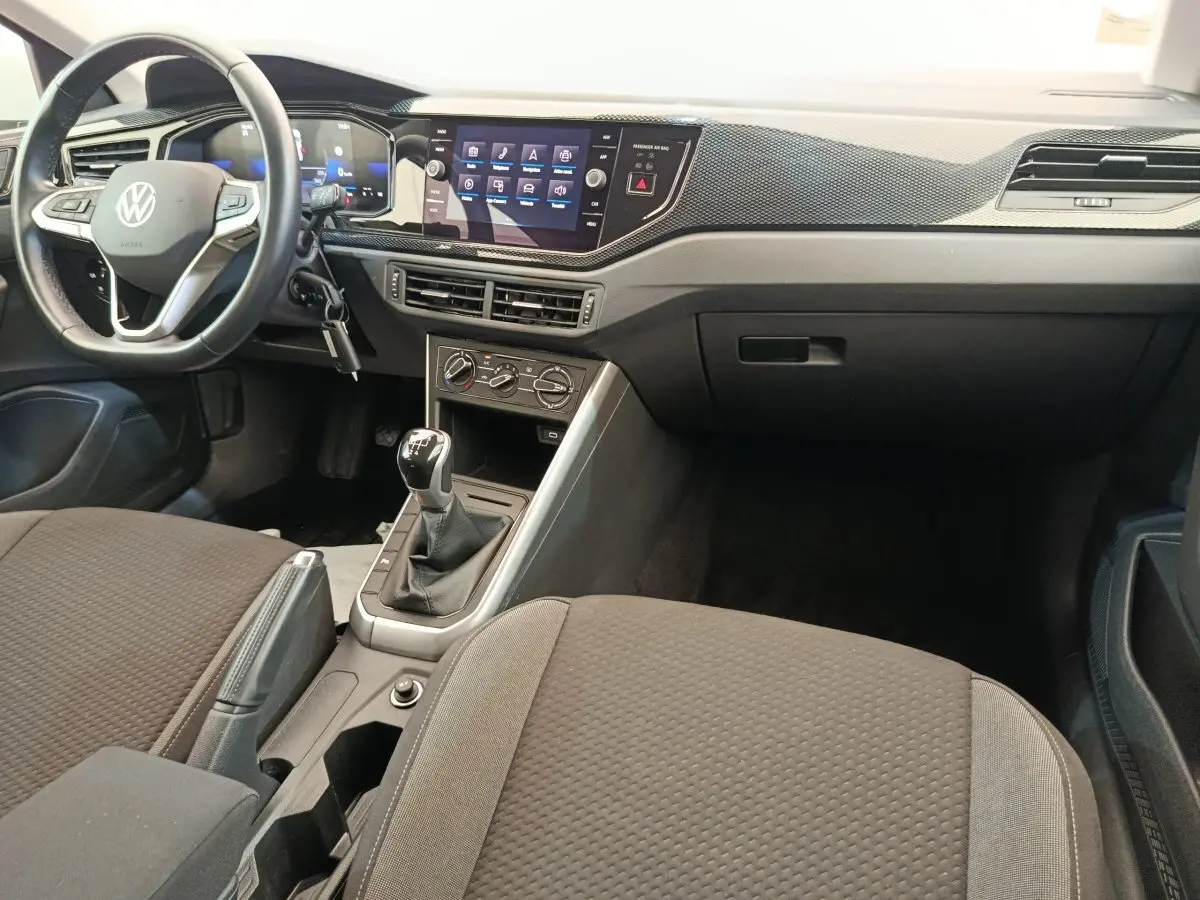 Intérieur Volkswagen Polo 2023 vu côté conducteur, volant cuir alu, tableau de bord avec écran tactile 8 pouces.