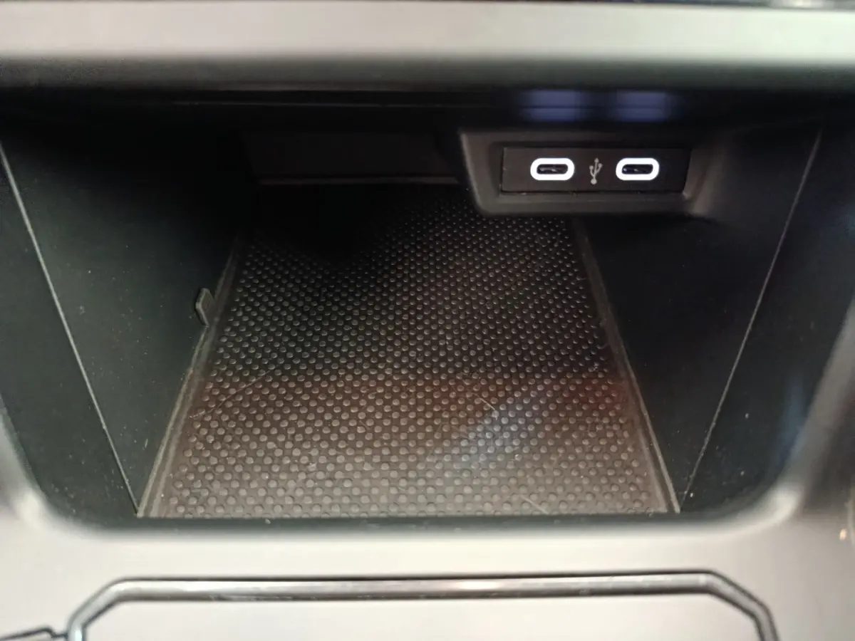 Gros plan sur la console centrale noire de la Volkswagen Polo 2023 avec deux ports USB visibles.