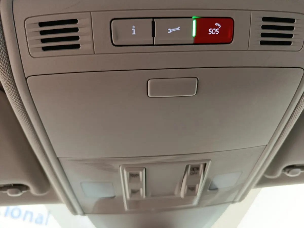 Vue intérieure du plafonnier gris clair de la Volkswagen Polo 2023 avec boutons SOS et éclairage intégré.