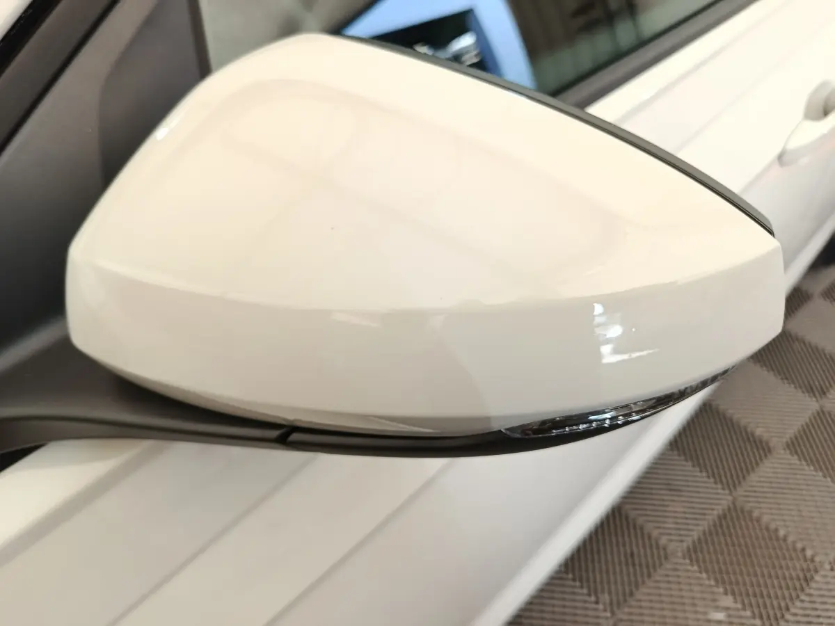 Rétroviseur extérieur droit blanc de Volkswagen Polo 2023, avec clignotant intégré, vue rapprochée.