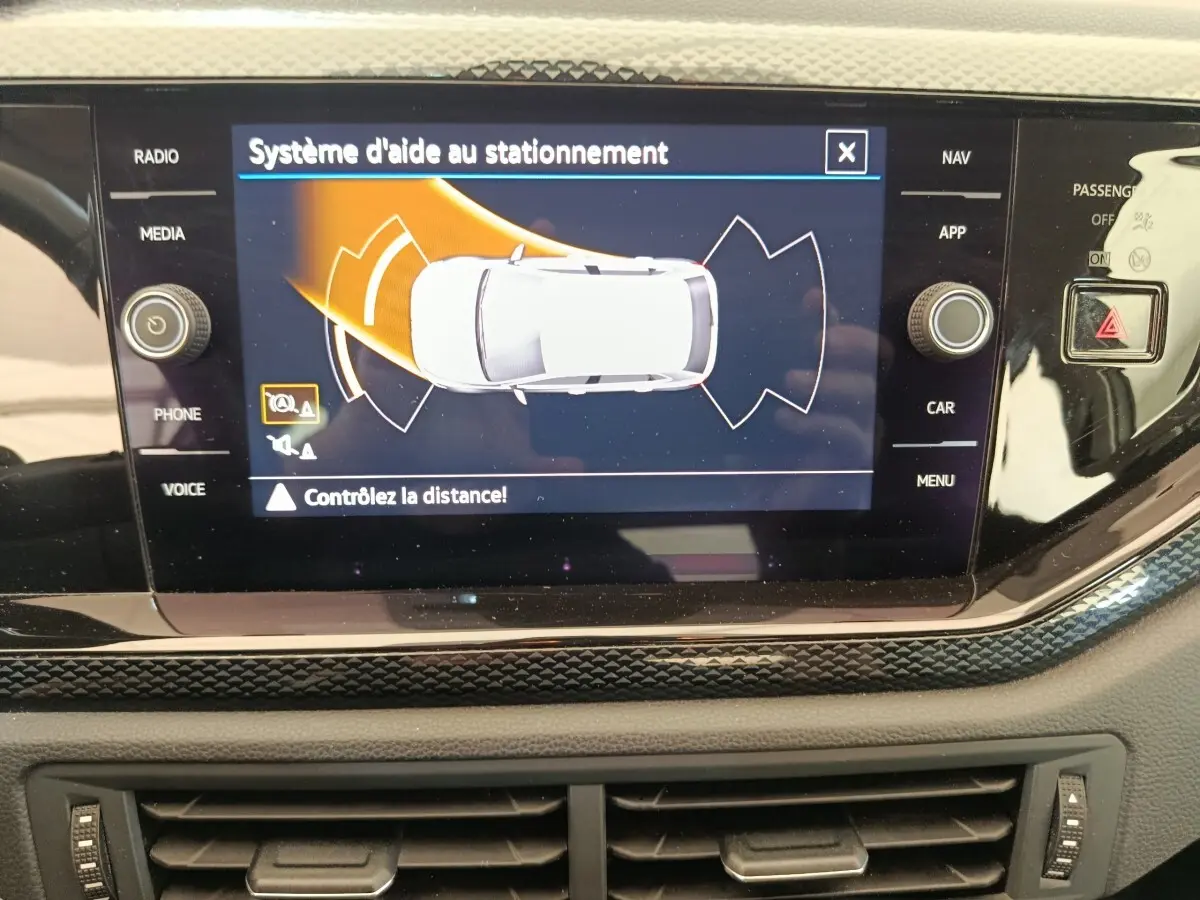 Écran tactile central de la Volkswagen Polo 2023 affichant le système d'aide au stationnement en cours d'activation.